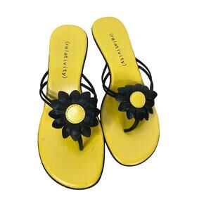 Vintage Relativity 'Fleur' yellow black flower kitten heel sandal 8